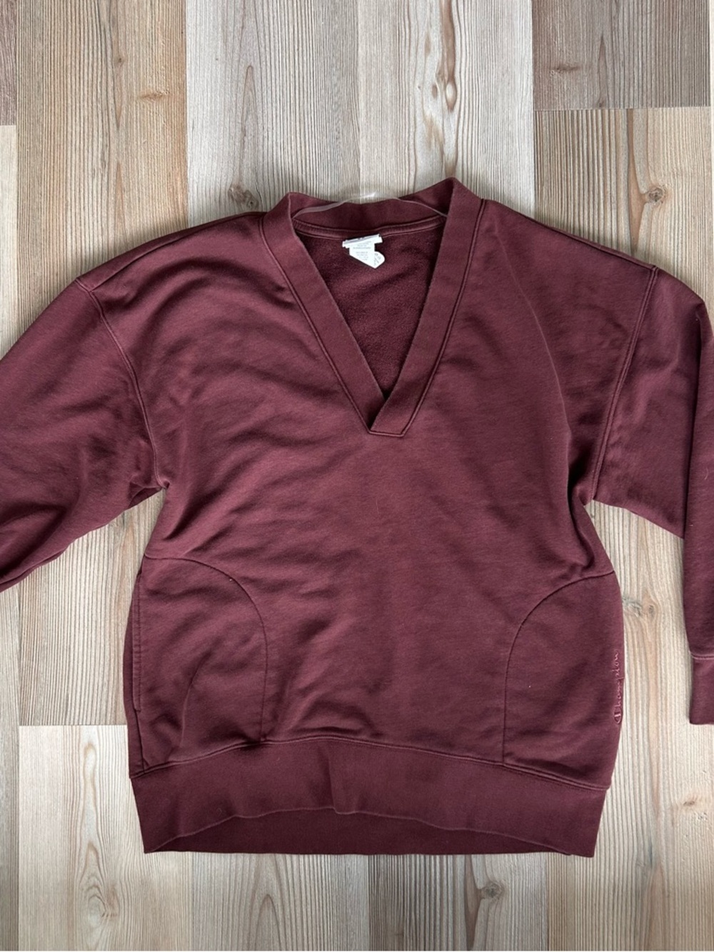 Champion V-Neck Pullover Oversized Sweatshirt in Maroon